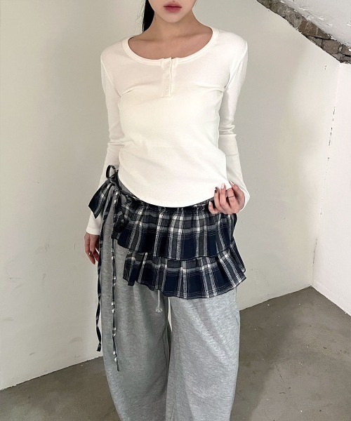 4INT.(フォイント)の「ベーシック ヘンリーネック 長袖 リブ Tシャツ(Tシャツ/カットソー・レディース・グレー/ホワイト/ブラック・FREE)」の16枚目の写真