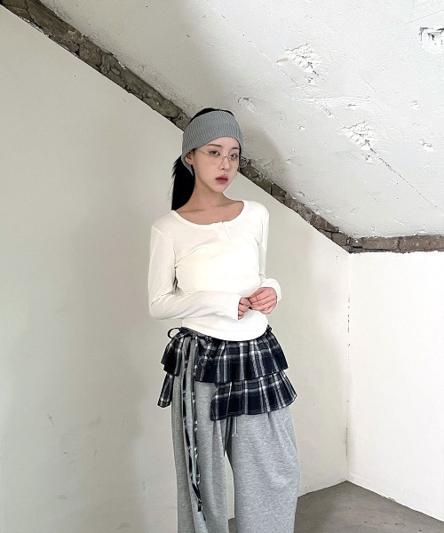 4INT.(フォイント)の「ベーシック ヘンリーネック 長袖 リブ Tシャツ(Tシャツ/カットソー・レディース・グレー/ホワイト/ブラック・FREE)」の17枚目の写真