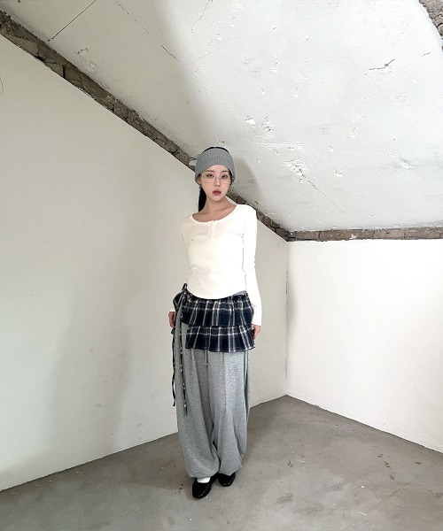 4INT.(フォイント)の「ベーシック ヘンリーネック 長袖 リブ Tシャツ(Tシャツ/カットソー・レディース・グレー/ホワイト/ブラック・FREE)」の18枚目の写真