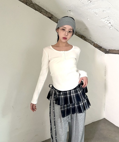 4INT.(フォイント)の「ベーシック ヘンリーネック 長袖 リブ Tシャツ(Tシャツ/カットソー・レディース・グレー/ホワイト/ブラック・FREE)」の19枚目の写真