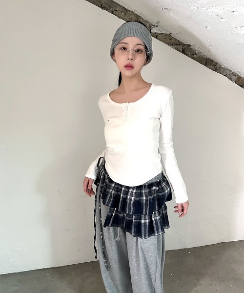 4INT.(フォイント)の「ベーシック ヘンリーネック 長袖 リブ Tシャツ(Tシャツ/カットソー・レディース・グレー/ホワイト/ブラック・FREE)」の20枚目の写真