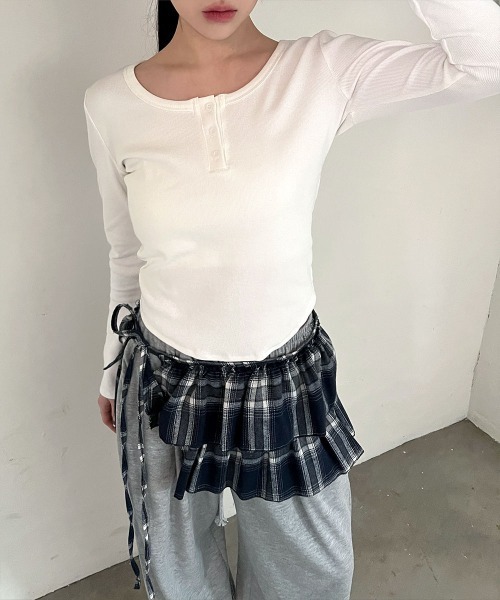 4INT.(フォイント)の「ベーシック ヘンリーネック 長袖 リブ Tシャツ(Tシャツ/カットソー・レディース・グレー/ホワイト/ブラック・FREE)」の4枚目の写真