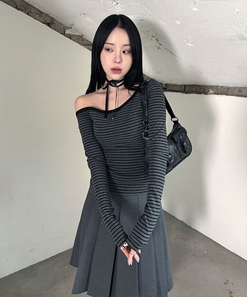 4INT.（フォイント）の「ワンショルダー ボーダー 長袖 クロップド Tシャツ（Tシャツ/カットソー・レディース・ベージュ/ネイビー/ブラック・FREE）」の6枚目の写真