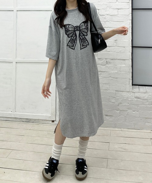 Teem Store（チームストア）の「リボンプリントカットオーバーサイズワンピ（ワンピース・レディース・ブラック/グレー・L/M）」の2枚目の写真