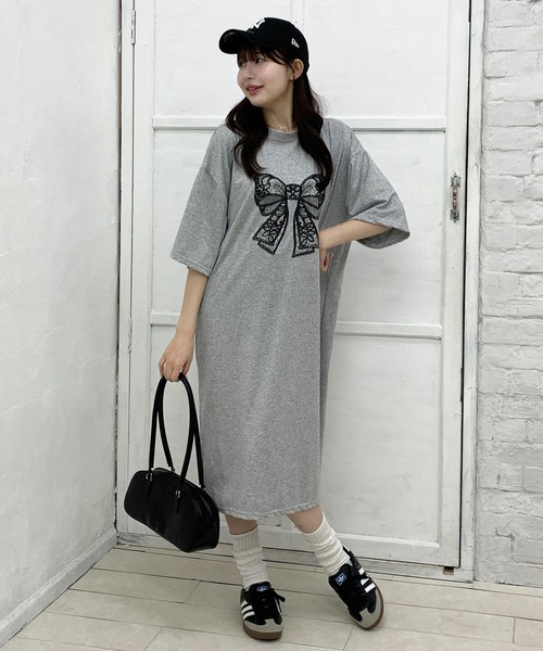 Teem Store（チームストア）の「リボンプリントカットオーバーサイズワンピ（ワンピース・レディース・ブラック/グレー・L/M）」の3枚目の写真