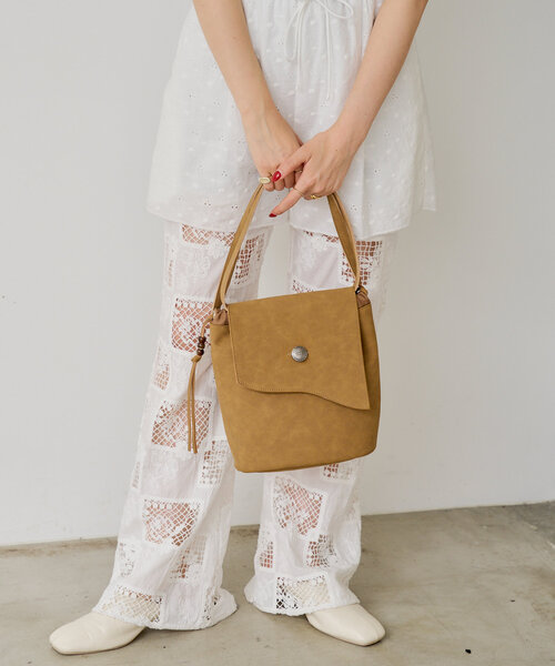 WHIMSIC（ウィムジック）の「【UNISEX】ヴィーガンスウェードレザースリングバッグ（ショルダーバッグ・メンズ・ブラック/グレイッシュベージュ/キャメル・FREE）」の3枚目の写真