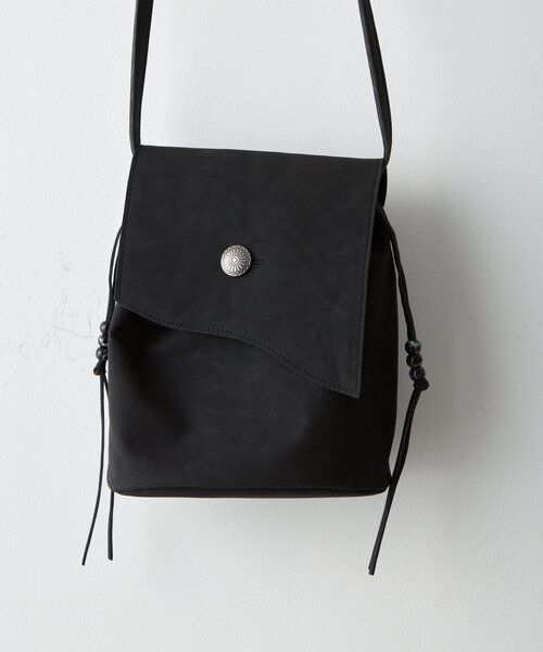 WHIMSIC（ウィムジック）の「【UNISEX】ヴィーガンスウェードレザースリングバッグ（ショルダーバッグ・メンズ・ブラック/グレイッシュベージュ/キャメル・FREE）」の2枚目の写真