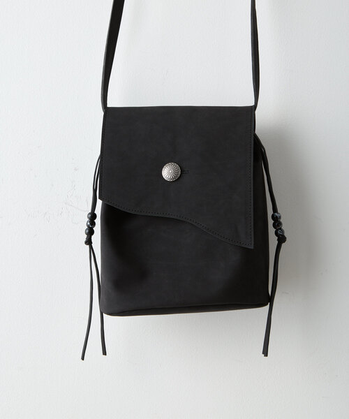 WHIMSIC（ウィムジック）の「【UNISEX】ヴィーガンスウェードレザースリングバッグ（ショルダーバッグ・メンズ・ブラック/グレイッシュベージュ/キャメル・FREE）」の16枚目の写真