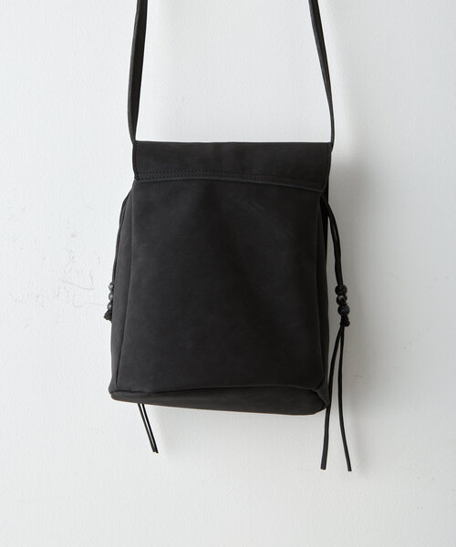 WHIMSIC（ウィムジック）の「【UNISEX】ヴィーガンスウェードレザースリングバッグ（ショルダーバッグ・メンズ・ブラック/グレイッシュベージュ/キャメル・FREE）」の18枚目の写真