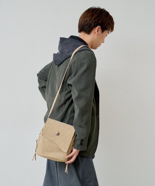 WHIMSIC（ウィムジック）の「【UNISEX】ヴィーガンスウェードレザースリングバッグ（ショルダーバッグ・メンズ・ブラック/グレイッシュベージュ/キャメル・FREE）」の19枚目の写真