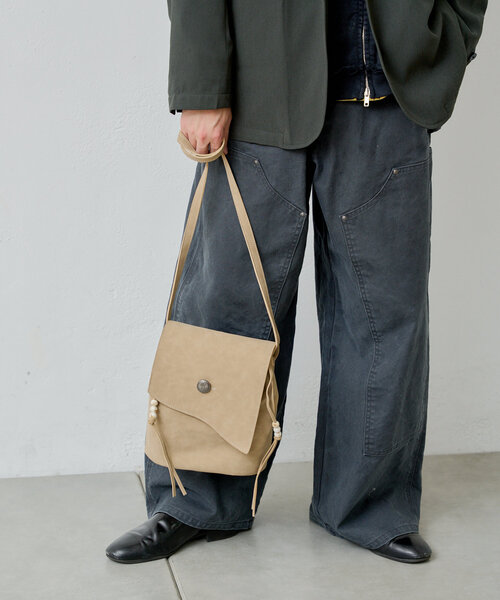 WHIMSIC（ウィムジック）の「【UNISEX】ヴィーガンスウェードレザースリングバッグ（ショルダーバッグ・メンズ・ブラック/グレイッシュベージュ/キャメル・FREE）」の20枚目の写真