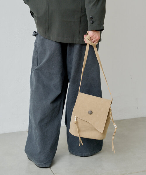 WHIMSIC（ウィムジック）の「【UNISEX】ヴィーガンスウェードレザースリングバッグ（ショルダーバッグ・メンズ・ブラック/グレイッシュベージュ/キャメル・FREE）」の21枚目の写真