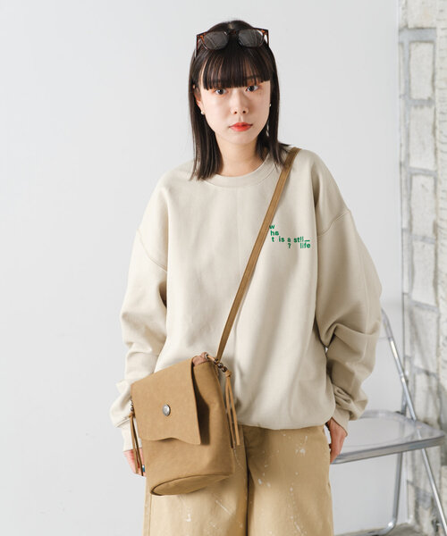 WHIMSIC（ウィムジック）の「【UNISEX】ヴィーガンスウェードレザースリングバッグ（ショルダーバッグ・メンズ・ブラック/グレイッシュベージュ/キャメル・FREE）」の4枚目の写真