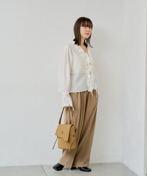 WHIMSIC（ウィムジック）の「【UNISEX】ヴィーガンスウェードレザースリングバッグ（ショルダーバッグ・メンズ・ブラック/グレイッシュベージュ/キャメル・FREE）」の7枚目の写真