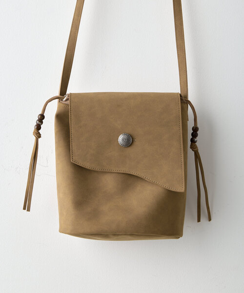 WHIMSIC（ウィムジック）の「【UNISEX】ヴィーガンスウェードレザースリングバッグ（ショルダーバッグ・メンズ・ブラック/グレイッシュベージュ/キャメル・FREE）」の11枚目の写真