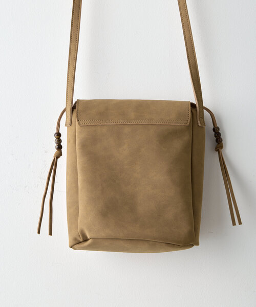 WHIMSIC（ウィムジック）の「【UNISEX】ヴィーガンスウェードレザースリングバッグ（ショルダーバッグ・メンズ・ブラック/グレイッシュベージュ/キャメル・FREE）」の12枚目の写真