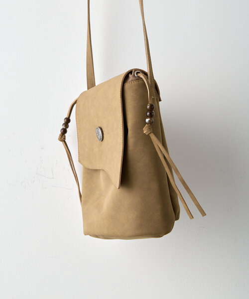 WHIMSIC（ウィムジック）の「【UNISEX】ヴィーガンスウェードレザースリングバッグ（ショルダーバッグ・メンズ・ブラック/グレイッシュベージュ/キャメル・FREE）」の13枚目の写真