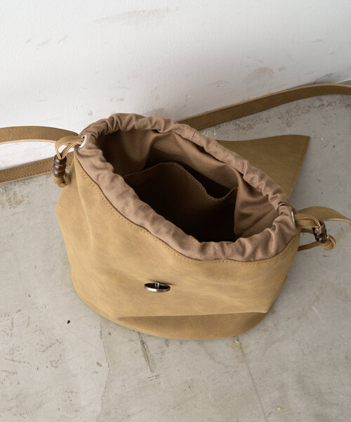 WHIMSIC（ウィムジック）の「【UNISEX】ヴィーガンスウェードレザースリングバッグ（ショルダーバッグ・メンズ・ブラック/グレイッシュベージュ/キャメル・FREE）」の14枚目の写真