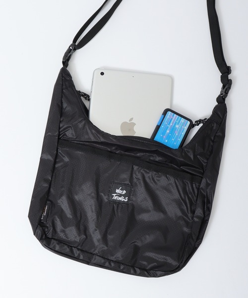 WILD THINGS（ワイルドシングス）の「WILD THINGS 2WAY コーデュラ リップ ナイロン ミニホーボー ショルダーバッグ（ショルダーバッグ・メンズ・ブルー/グリーン/ブラック/パープル・FREE）」の2枚目の写真