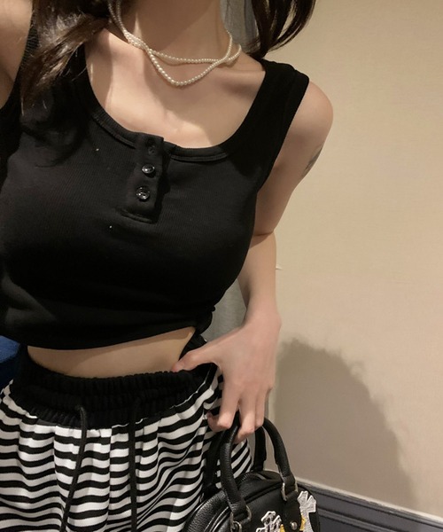 meJane（ミージェーン）の「ヘンリーネック クロップド丈タンクトップ（タンクトップ・レディース・ホワイト/グレー/ブラック・FREE）」の3枚目の写真