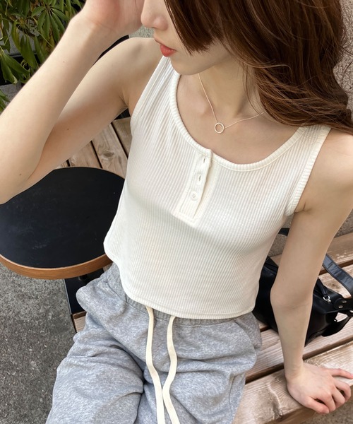 meJane（ミージェーン）の「ヘンリーネック クロップド丈タンクトップ（タンクトップ・レディース・ホワイト/グレー/ブラック・FREE）」の4枚目の写真