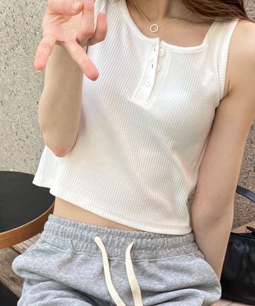 meJane（ミージェーン）の「ヘンリーネック クロップド丈タンクトップ（タンクトップ・レディース・ホワイト/グレー/ブラック・FREE）」の5枚目の写真