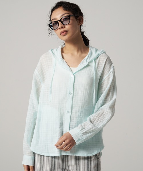 Eddie Bauer（エディーバウアー）の「プレイド シアーフーディシャツ（シャツ/ブラウス・レディース・ライトベージュ/サックスブルー/ブラック・XL/L/M/S）」の3枚目の写真