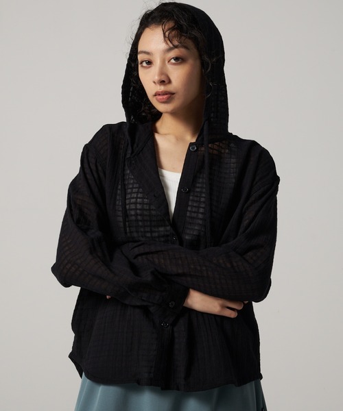 Eddie Bauer（エディーバウアー）の「プレイド シアーフーディシャツ（シャツ/ブラウス・レディース・ライトベージュ/サックスブルー/ブラック・XL/L/M/S）」の2枚目の写真