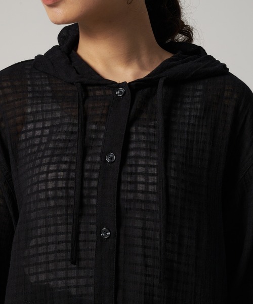 Eddie Bauer（エディーバウアー）の「プレイド シアーフーディシャツ（シャツ/ブラウス・レディース・ライトベージュ/サックスブルー/ブラック・XL/L/M/S）」の11枚目の写真