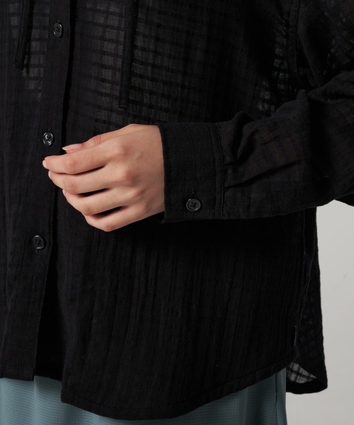 Eddie Bauer（エディーバウアー）の「プレイド シアーフーディシャツ（シャツ/ブラウス・レディース・ライトベージュ/サックスブルー/ブラック・XL/L/M/S）」の12枚目の写真