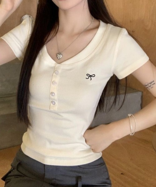 Achic(アシック)の「2タイプ刺しゅうヘンリーネック Tシャツ(Tシャツ/カットソー・レディース・アイボリー/ホワイト/ブラック/グレー・M)」の21枚目の写真