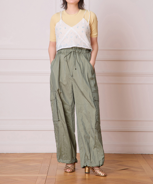 IENA LA BOUCLE（イエナラブークル）の「IENA LA BOUCLE ナイロンシルクライトタフタカーゴパンツ（カーゴパンツ・レディース・カーキ/キャメル・FREE）」の4枚目の写真