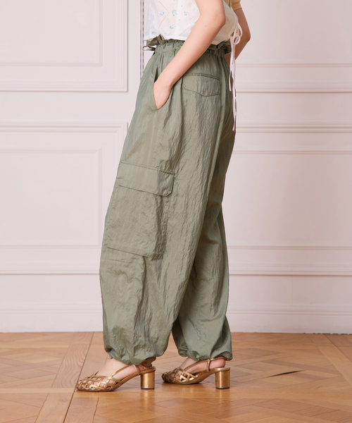 IENA LA BOUCLE（イエナラブークル）の「IENA LA BOUCLE ナイロンシルクライトタフタカーゴパンツ（カーゴパンツ・レディース・カーキ/キャメル・FREE）」の20枚目の写真