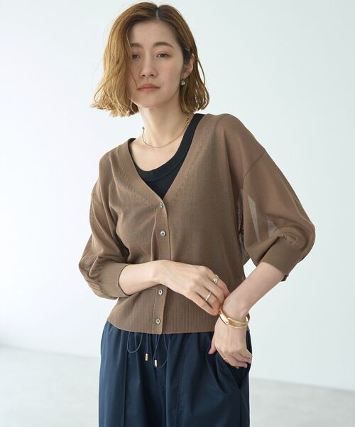 YECCA VECCA（イェッカヴェッカ）の「シアーニットVネックカーディガン（カーディガン/ボレロ・レディース・ブラック/ライトベージュ/ダークベージュ/グリーン・FREE）」の3枚目の写真