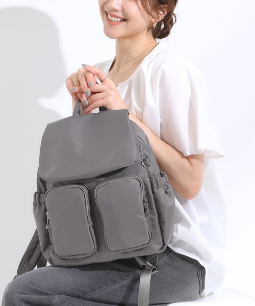 SHOO・LA・RUE(シューラルー)の「【撥水】Wポケットリュック(バックパック/リュック・レディース・グレー/ブラック/ライトグレー・00)」の1枚目の写真