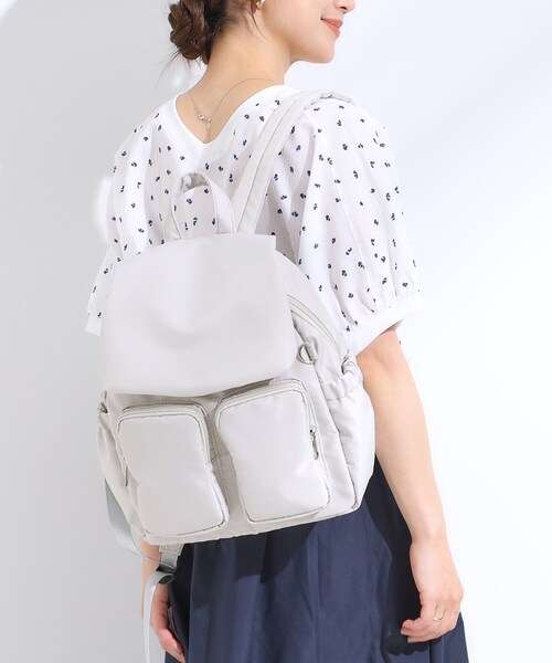 SHOO・LA・RUE(シューラルー)の「【撥水】Wポケットリュック(バックパック/リュック・レディース・グレー/ブラック/ライトグレー・00)」の3枚目の写真