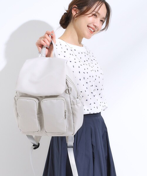 SHOO・LA・RUE(シューラルー)の「【撥水】Wポケットリュック(バックパック/リュック・レディース・グレー/ブラック/ライトグレー・00)」の4枚目の写真