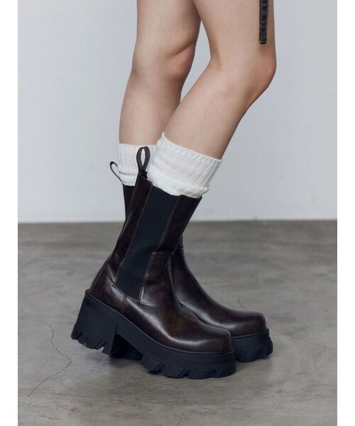 EMODA(エモダ)の「サイドゴアタンクブーツ(ブーツ・レディース・ブラック/ブラウン・SMALL/MEDIUM/LARGE)」の2枚目の写真