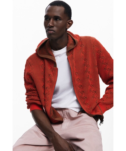 Desigual(デシグアル)の「コントラスト ケーブル編み ジップアップ ニット(ニット/セーター・メンズ・レッド・M/S/L/XL)」の5枚目の写真