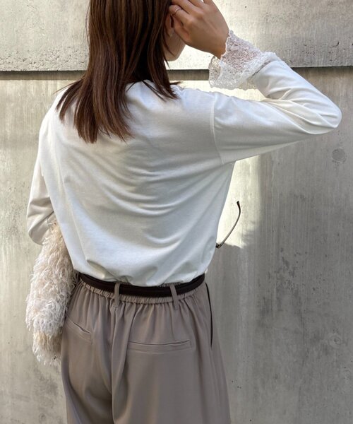 Jena espace merveilleux（ジェナ　エスパスメルヴェイユ）の「【ニットのインナーにも◎】袖口レースカットソー（Tシャツ/カットソー・レディース・オフホワイト/ブラック・FREE）」の4枚目の写真