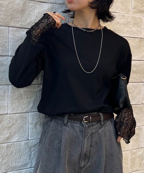 Jena espace merveilleux（ジェナ　エスパスメルヴェイユ）の「【ニットのインナーにも◎】袖口レースカットソー（Tシャツ/カットソー・レディース・オフホワイト/ブラック・FREE）」の2枚目の写真