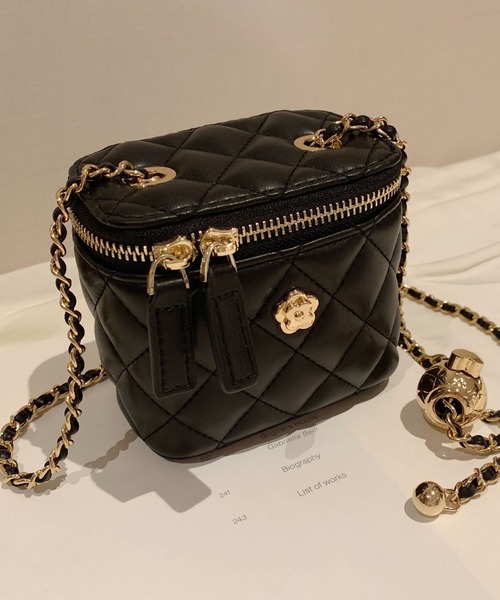 TONE SELECT GOODS（トーンセレクトグッズ）の「urbanfemine./ゴールドチェーン付き キルティングスクエアミニバッグ U7577（ハンドバッグ・レディース・ブラック/ホワイト・FREE）」の3枚目の写真