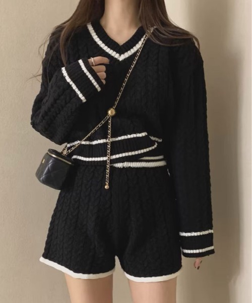 kirakiraShop(キラキラショップ)の「【2点セット】Vネック ライン ニット & ニットショートパンツ(セットアップ・レディース・ホワイト/ブラック・FREE)」の1枚目の写真