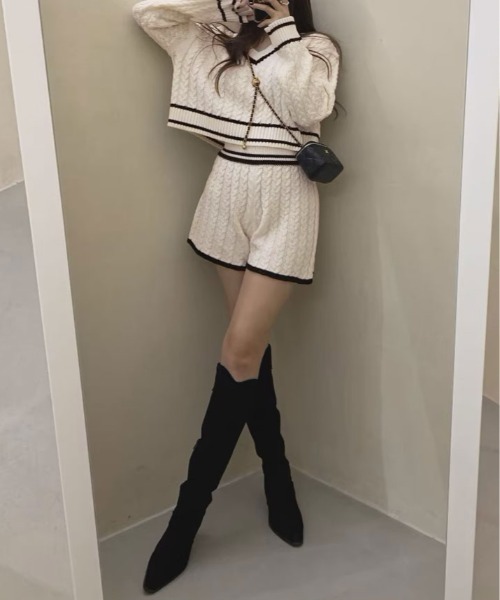 kirakiraShop(キラキラショップ)の「【2点セット】Vネック ライン ニット & ニットショートパンツ(セットアップ・レディース・ホワイト/ブラック・FREE)」の9枚目の写真