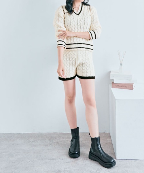 kirakiraShop(キラキラショップ)の「【2点セット】Vネック ライン ニット & ニットショートパンツ(セットアップ・レディース・ホワイト/ブラック・FREE)」の4枚目の写真