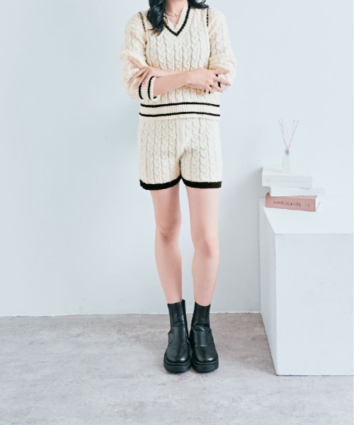 kirakiraShop(キラキラショップ)の「【2点セット】Vネック ライン ニット & ニットショートパンツ(セットアップ・レディース・ホワイト/ブラック・FREE)」の3枚目の写真