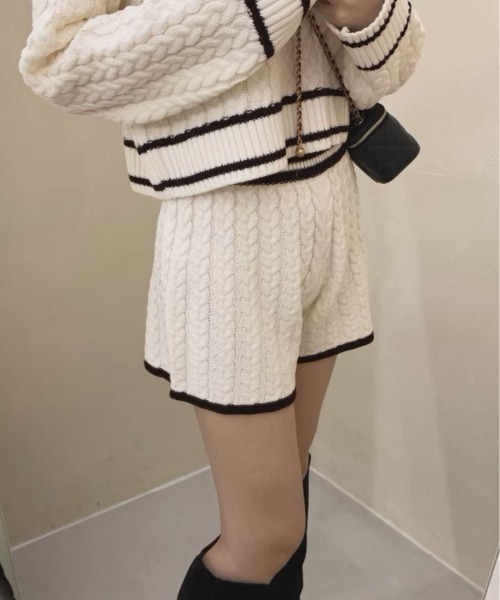 kirakiraShop(キラキラショップ)の「【2点セット】Vネック ライン ニット & ニットショートパンツ(セットアップ・レディース・ホワイト/ブラック・FREE)」の7枚目の写真
