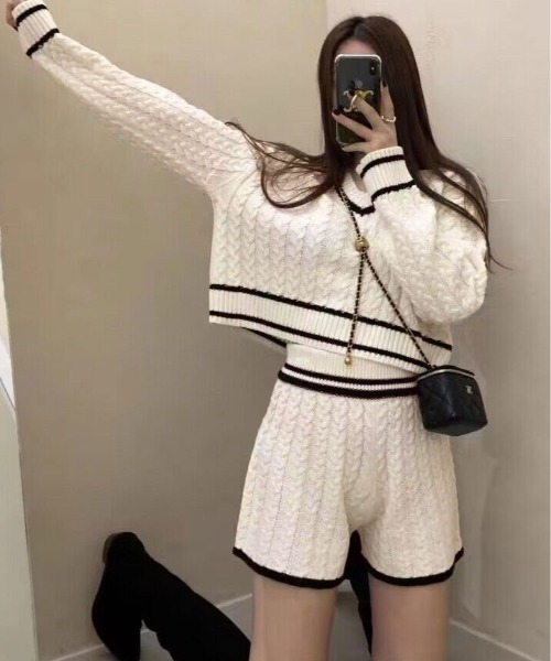 kirakiraShop(キラキラショップ)の「【2点セット】Vネック ライン ニット & ニットショートパンツ(セットアップ・レディース・ホワイト/ブラック・FREE)」の8枚目の写真