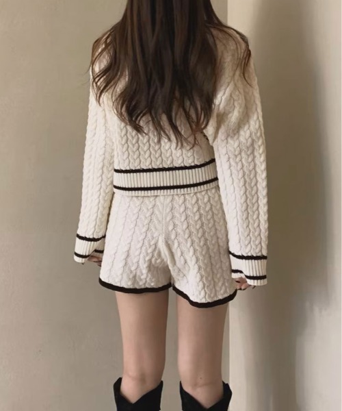 kirakiraShop(キラキラショップ)の「【2点セット】Vネック ライン ニット & ニットショートパンツ(セットアップ・レディース・ホワイト/ブラック・FREE)」の6枚目の写真