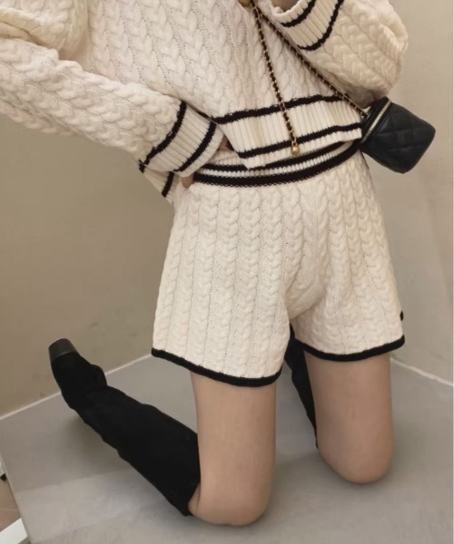 kirakiraShop(キラキラショップ)の「【2点セット】Vネック ライン ニット & ニットショートパンツ(セットアップ・レディース・ホワイト/ブラック・FREE)」の18枚目の写真